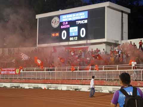 Pháo sáng trong trận đấu giữa 2 đội ở lượt đi, trận lượt về 2 đội quyết tâm chứng tỏ mình trong mắt CĐV Sài Gòn. Ảnh: Q.L