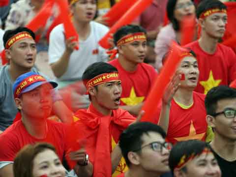 Các CĐV đi qua nhiều cảm xúc với U23 Việt Nam. Ảnh: BM
