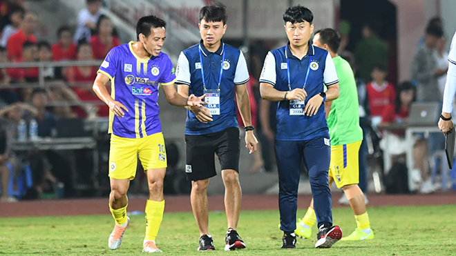 Cầu thủ Hà Nội căng thẳng, Văn Quyết trao đổi kỹ lưỡng với BHL sau khi bị Hải Phòng dẫn trước