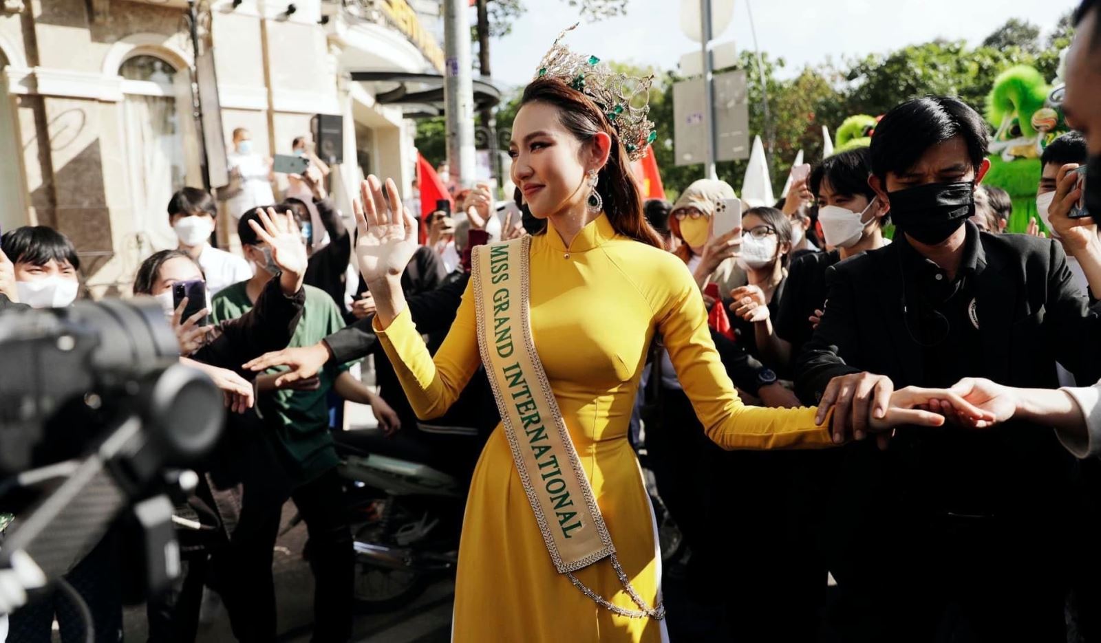 Thùy Tiên bật khóc trước giờ diễu hành mừng chiến thắng Miss Grand