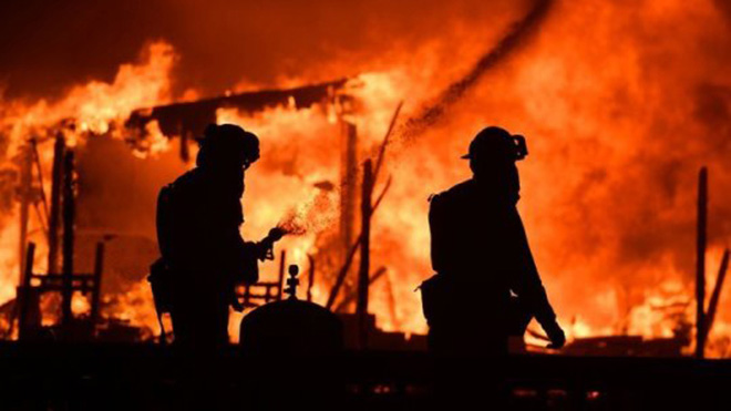 Cháy rừng kinh hoàng, California chìm trong khói lửa, 10 người, 1.500 ngôi nhà bị thiêu rụi