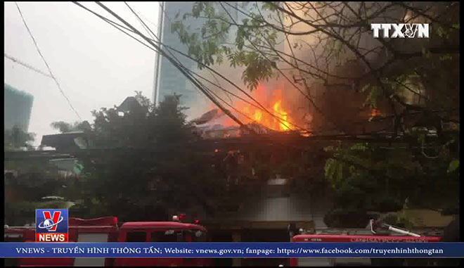 VIDEO: Cháy lớn tại quán café ở Hà Nội