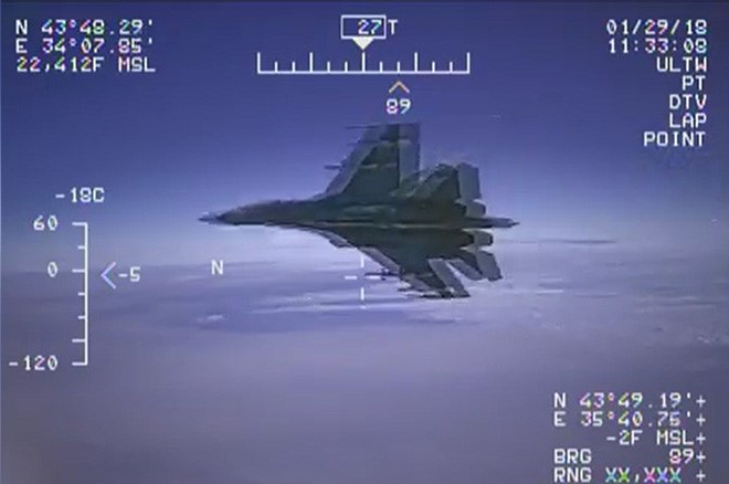 Lầu Năm Góc tung video tiêm kích Nga liệng cánh sát máy bay trinh sát Mỹ