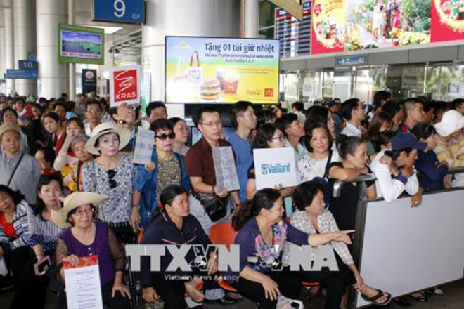 Sân bay Tân Sơn Nhất 'chật cứng' thân nhân đón người nhà về quê ăn Tết