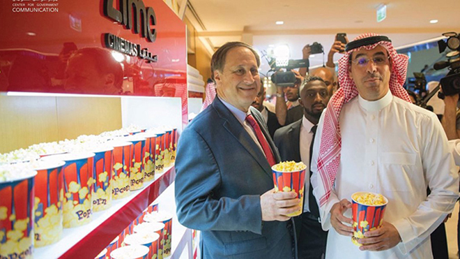 Đại gia Saudi Arabia thích thú ăn bỏng ngô, xem phim trong rạp chiếu sau 35 năm bị đóng cửa