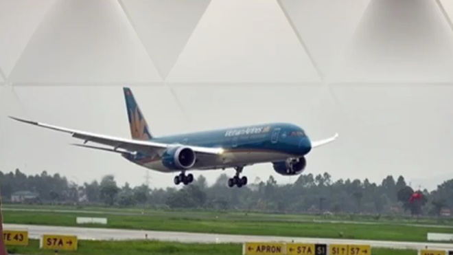 VIDEO Máy bay nổ lốp khi hạ cánh tại Cảng Hàng không Vinh