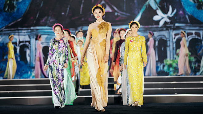 Hoa hậu Việt Nam 2018: Kỳ Duyên, Việt Anh 'bắt lỗi' các người đẹp trình diễn thời trang