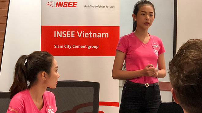 Bất ngờ trước khả năng thuyết trình bằng tiếng Anh của người đẹp Hoa hậu Việt Nam 2018