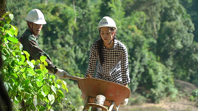 Hoa hậu Trần Tiểu Vy đẩy xe đất, đào giếng cho bà con bản Nịu