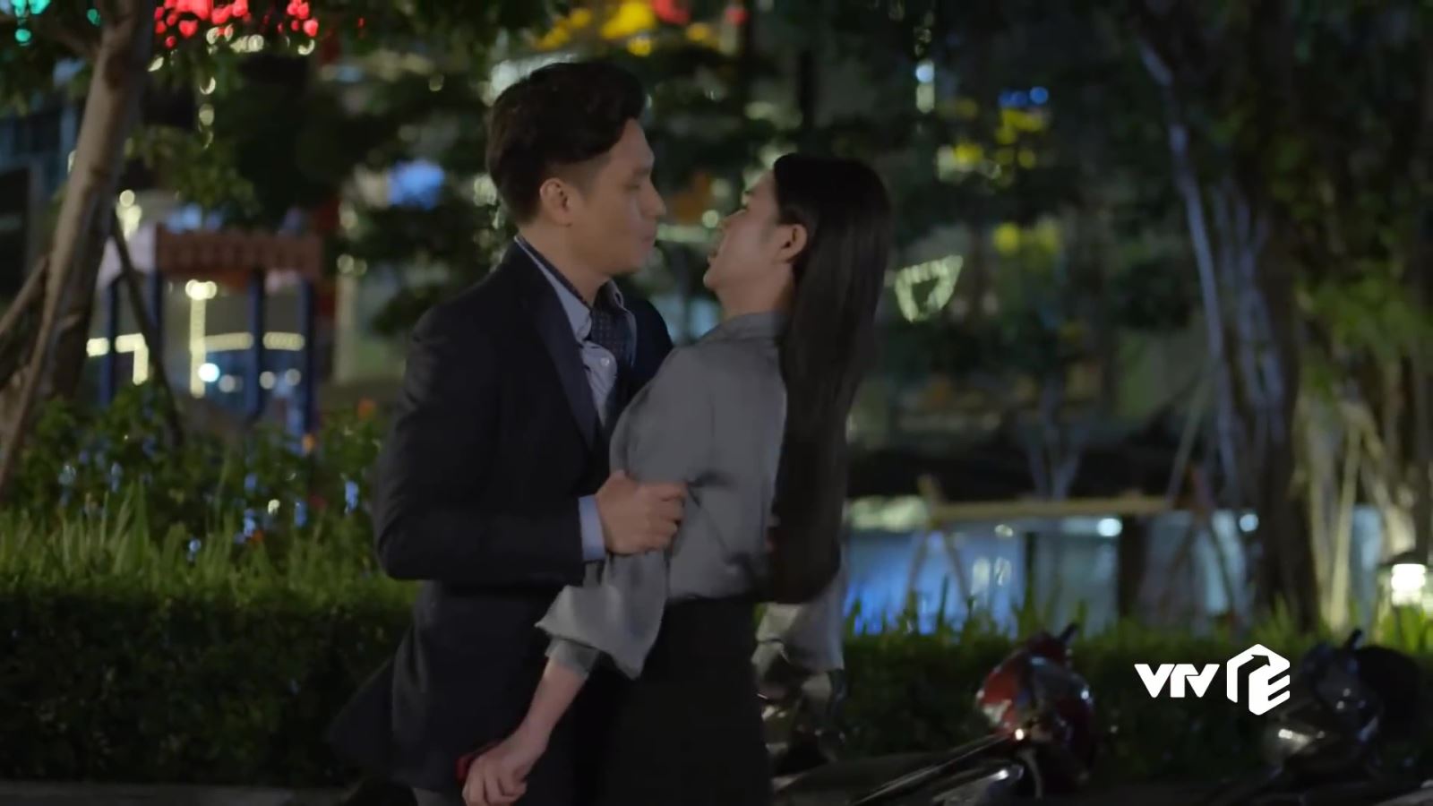 VIDEO 'Hướng dương ngược nắng': Hoàng liều hôn Minh, Kiên lại khiến Châu thất vọng