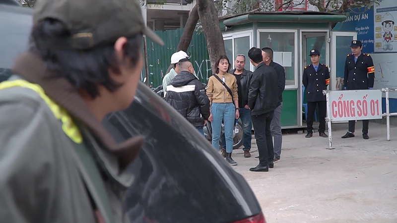 VIDEO 'Hương vị tình thân': Long bắt gặp cảnh Nam bị giang hồ vây quanh đòi nợ