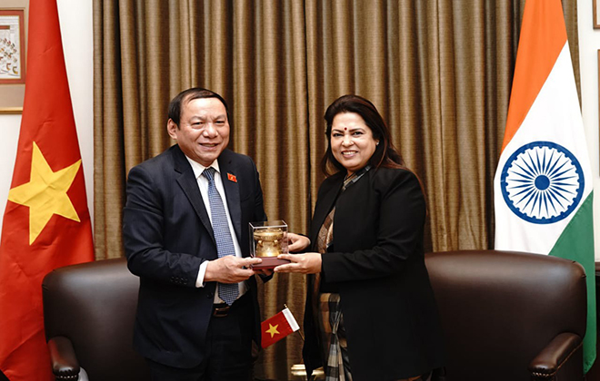 Bộ trưởng Nguyễn Văn Hùng: Sẵn sàng đón nhà làm phim Bollywood đến Việt Nam 