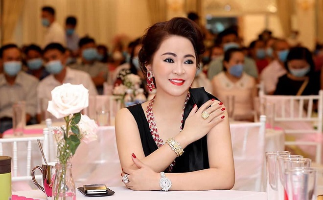 Bà Nguyễn Phương Hằng có hai quốc tịch, nhiều người hậu thuẫn để livestream