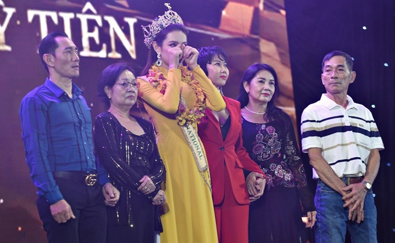 Hoa hậu Thùy Tiên: Gia đình không trọn vẹn, ít nói chuyện nhưng không trách bố mẹ