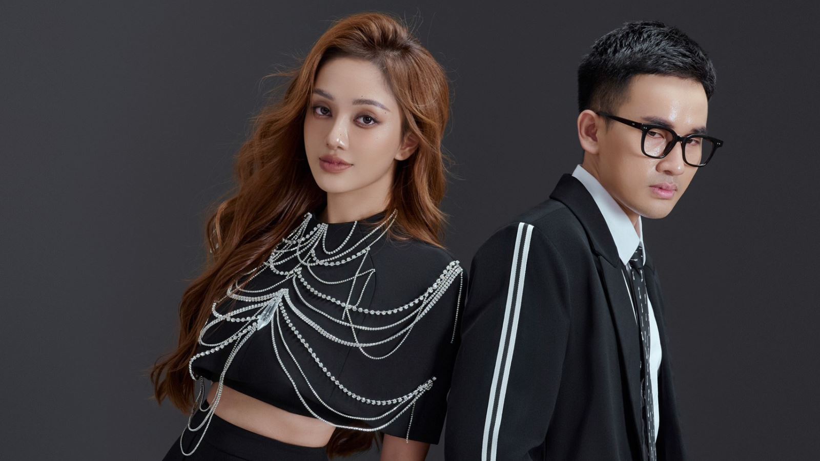 NTK Hà Duy cùng Vân Anh Scarlet làm show thời trang ở rừng thông ngoại thành Hà Nội