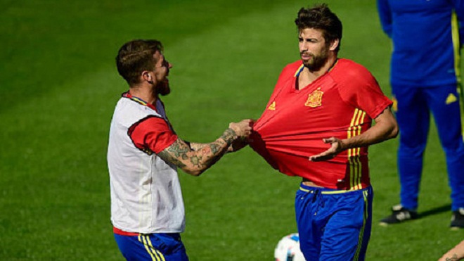 Mâu thuẫn giữa Pique và Ramos lên đến đỉnh điểm vì xứ Catalunya
