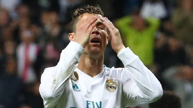 Ronaldo bị chế nhạo vì bỏ lỡ cơ hội ghi bàn khó tin trước Bayern