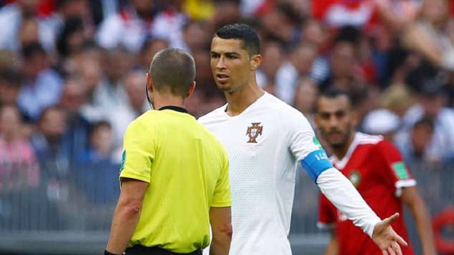 Cầu thủ Morocco nổi đóa vì trọng tài chính... xin áo đấu của Ronaldo