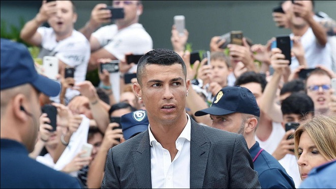 Ronaldo ra mắt Juventus: Gây sốt khủng khiếp, che mờ Pháp vô địch World Cup
