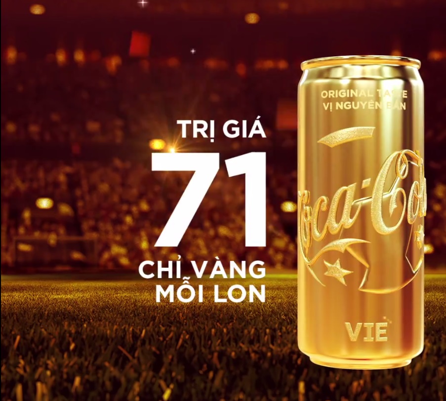 Coca-Cola trao tặng lon vàng thay lời chúc mừng đến đội tuyển Việt Nam