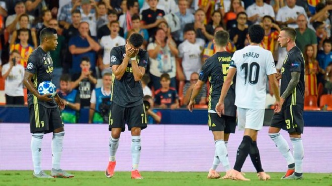 Valencia 0-2 Juventus: Ronaldo bị treo giò mấy trận? Trọng tài mắc sai lầm là ai? Có VAR thì đã khác?