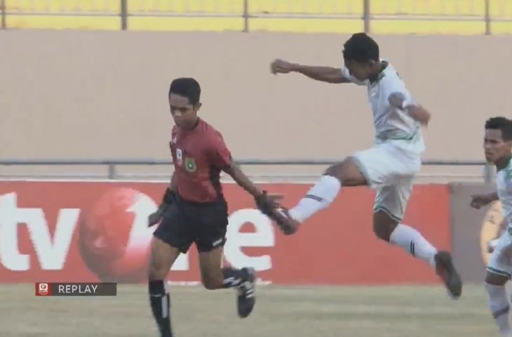 CẬP NHẬT tin tối 16/9: Cầu thủ Indonesia đánh trọng tài. Mourinho chê mái tóc của Smalling