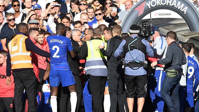 ẢNH CHẾ: Pep Guardiola bị lôi vào chuyện Mourinho đòi 'xử' trợ lý của Sarri