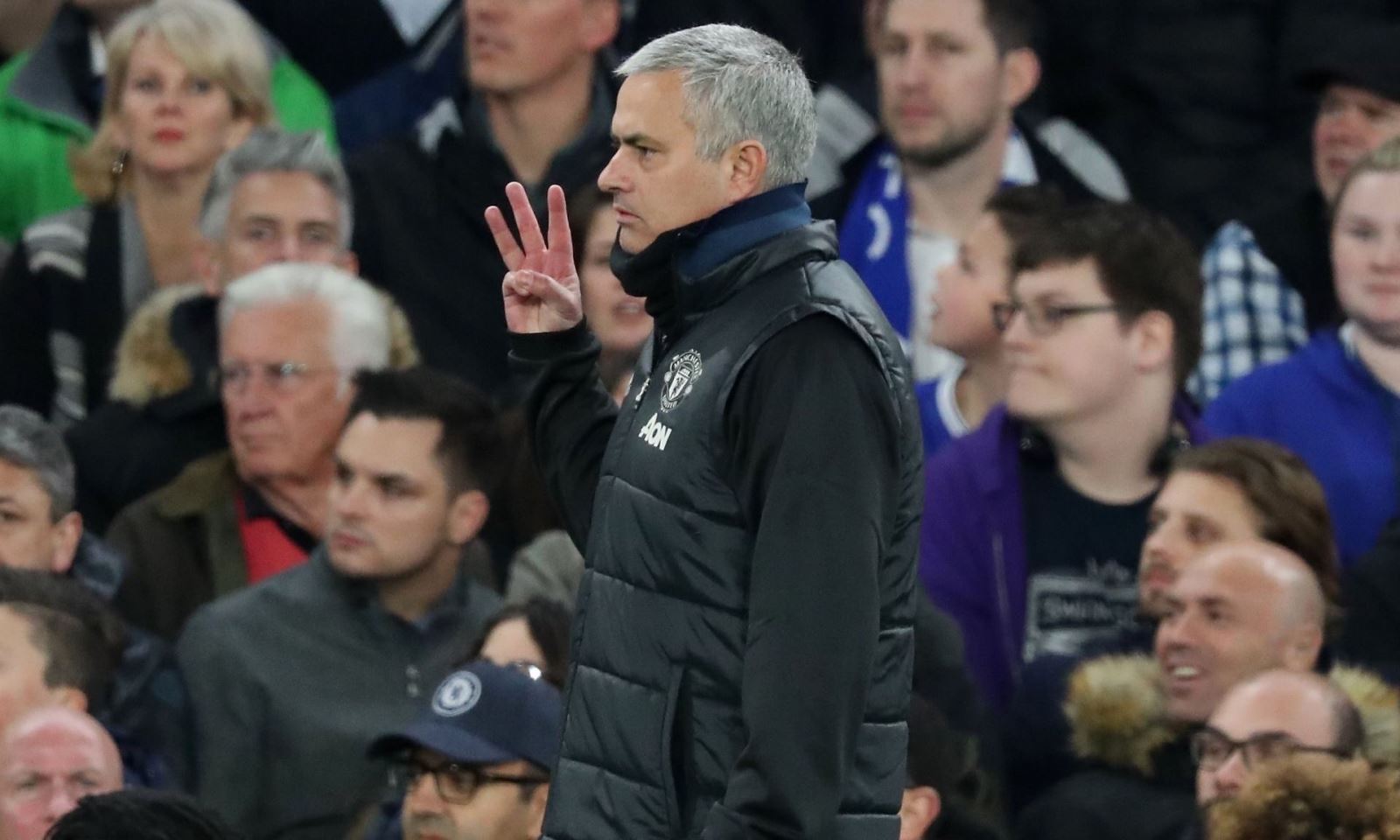 Mourinho tiếp tục giơ 3 ngón tay lên sau khi bị CĐV Chelsea chửi rủa