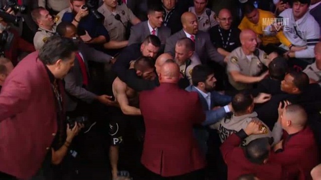 Hỗn chiến ở UFC, 3 người bị tống vào tù vì tấn công McGregor 