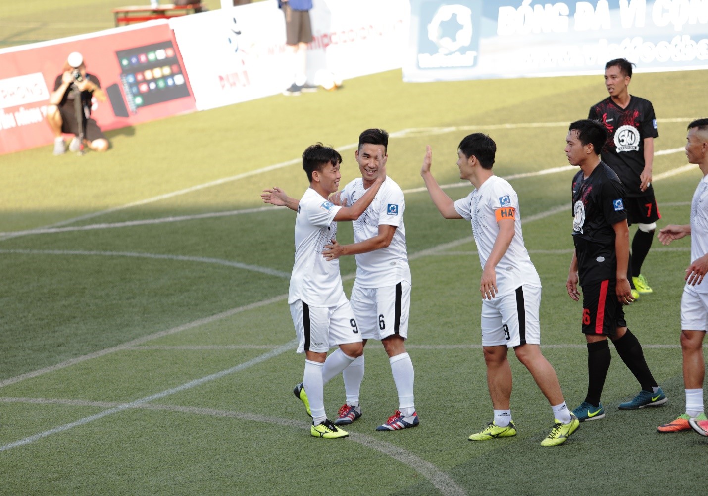 Đội bóng của Minh Vương nhận thất bại trong trận khai mạc giải “phủi” có ứng dụng công nghệ truyền hình tương tác.