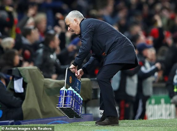 Mourinho quăng cả giỏ đựng chai nước ngoài đường biên sau khi Fellaini ghi bàn