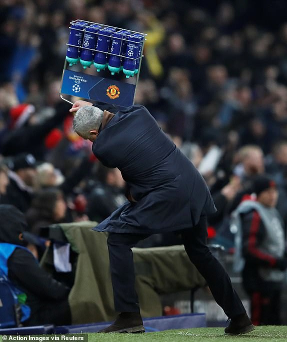 Mourinho quăng cả giỏ đựng chai nước ngoài đường biên sau khi Fellaini ghi bàn