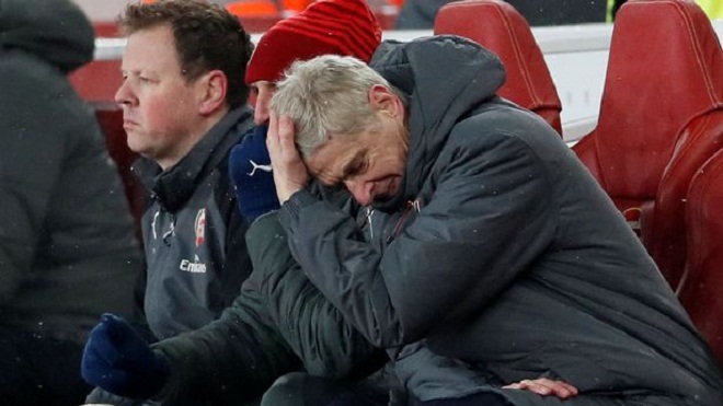 Carragher: 'Fan Arsenal chán đến mức vô cảm. Wenger đáng bị sa thải ngay và luôn'