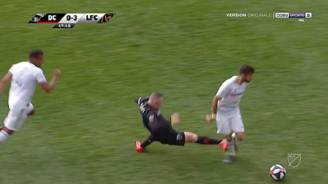 Đạp thẳng vào chân đối thủ, Wayne Rooney dính thẻ đỏ đầu tiên ở MLS