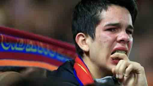 CĐV Barca khóc như mưa sau khi Messi và đồng đội thất thủ ở Anfield