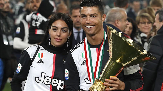 Ronaldo để cúp vô địch đập vào mặt con trai, va vào người bạn gái khi ăn mừng Scudetto