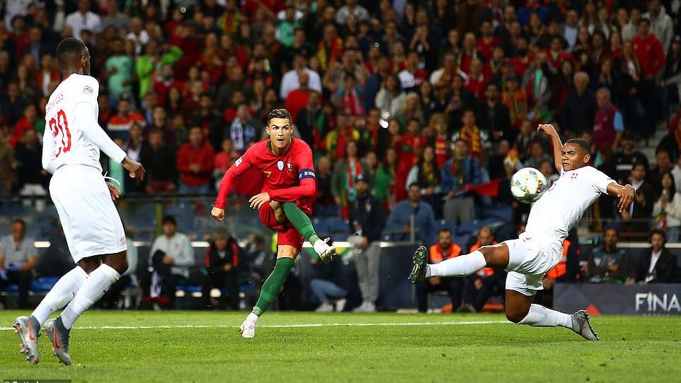 VIDEO Bồ Đào Nha 3-1 Thụy Sĩ: Ronaldo rực sáng với hat-trick, Bồ Đào Nha vào chung kết