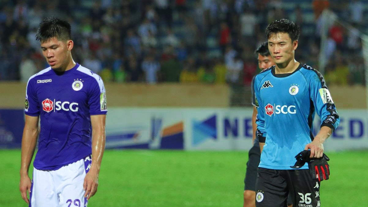 CĐV Việt Nam tiếc nuối khi thủ môn Bùi Tiến Dũng không được dự King's Cup