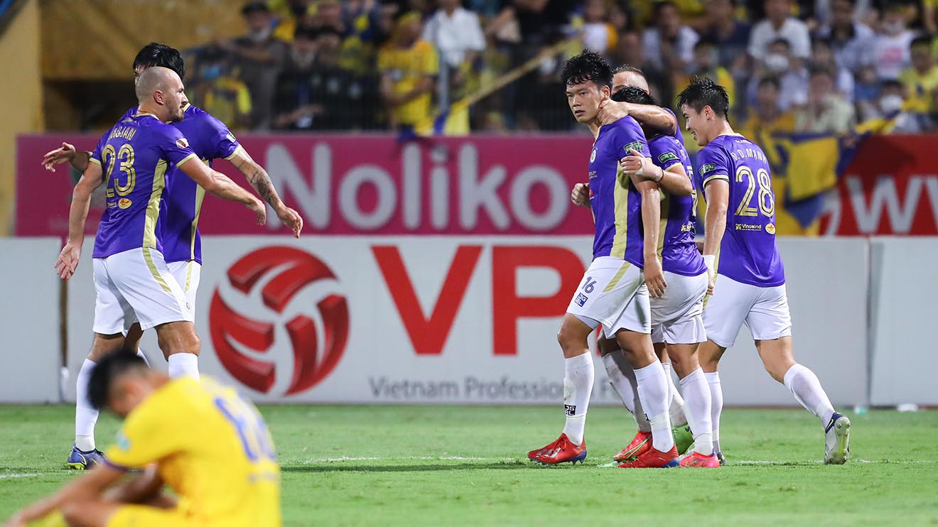 Vòng 10 V-League 2022: Chơi thiếu người, SLNA thua ngược Hà Nội 
