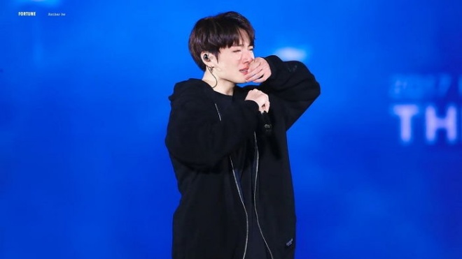 'Hyung' BTS cực 'lầy' khi thấy em út Jungkook khóc nức nở