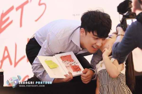 BTS, BTS tin tức, BTS thành viên, Kpop, ARMY, Kim Woo Bin, Twice, BTS V, V, V BTS, BTS youtube, BTS idol, BTS profile, BTS fansign, Nayeon, Dahyun, sao Hàn