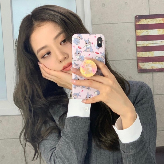 Jisoo Blackpink đã chụp một tấm selfie trước gương thật đáng yêu. Sự dễ thương và ngọt ngào của Jisoo khiến người xem không thể không yêu cô nàng này. Hãy xem bức ảnh của Jisoo và phát cuồng nhé.