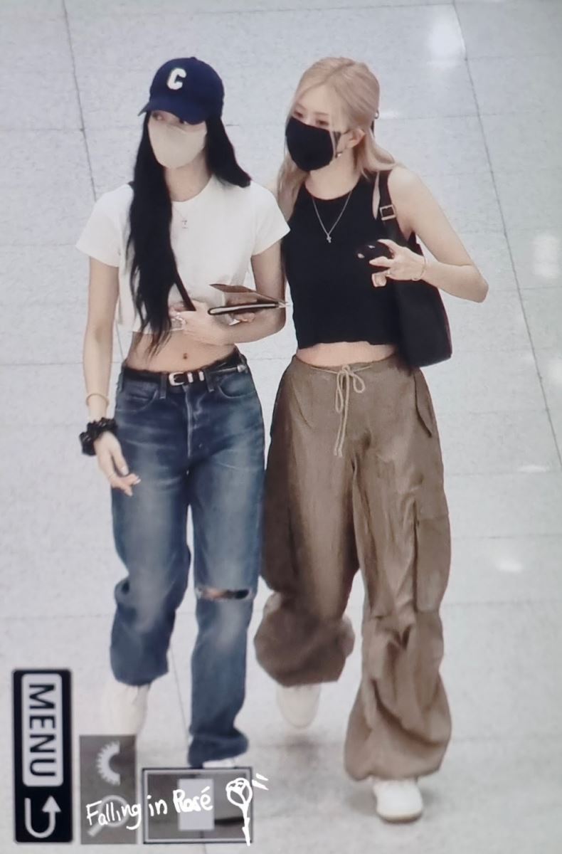 Khoảnh khắc đáng yêu của Lisa và Rosé Blackpink tại sân bay