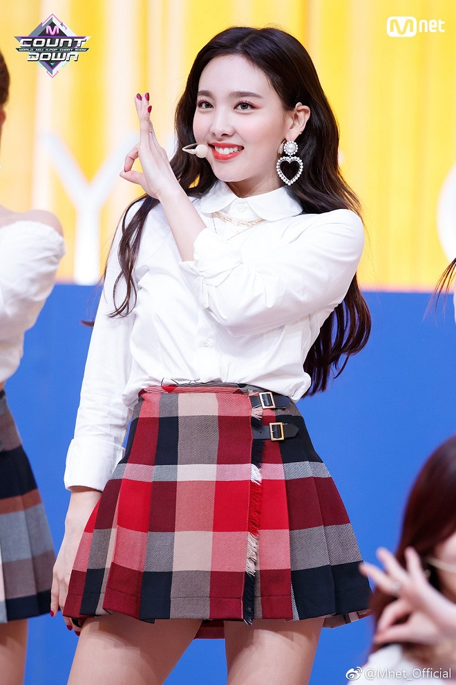 Nayeon, Twice, Nayeon là nữ hoàng thời trang, Nayeon trong trang phục kẻ caro, More & More, phong cách thời trang của Nayeon, gu thời trang của Nayeon