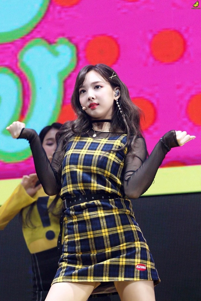 Nayeon, Twice, Nayeon là nữ hoàng thời trang, Nayeon trong trang phục kẻ caro, More & More, phong cách thời trang của Nayeon, gu thời trang của Nayeon