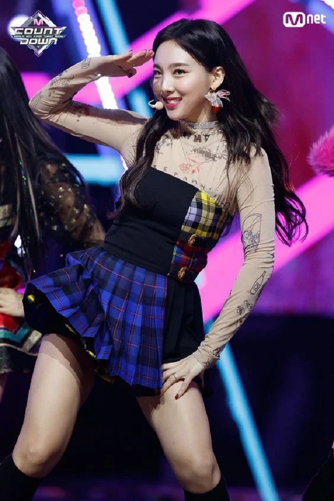 Nayeon, Twice, Nayeon là nữ hoàng thời trang, Nayeon trong trang phục kẻ caro, More & More, phong cách thời trang của Nayeon, gu thời trang của Nayeon