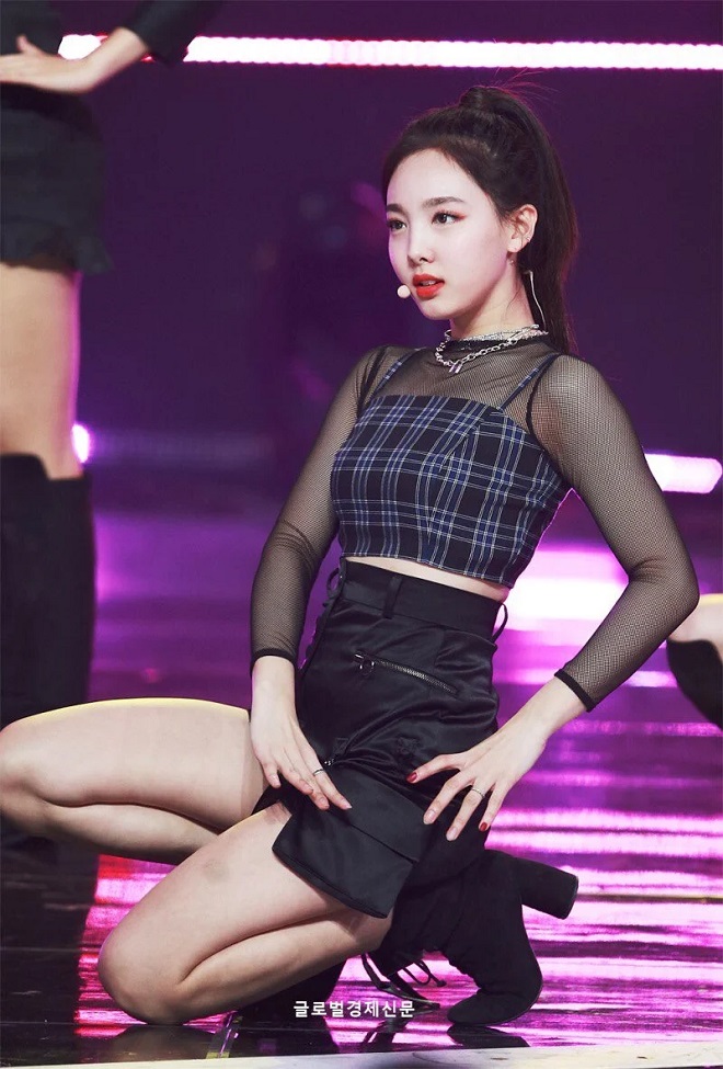 Nayeon, Twice, Nayeon là nữ hoàng thời trang, Nayeon trong trang phục kẻ caro, More & More, phong cách thời trang của Nayeon, gu thời trang của Nayeon