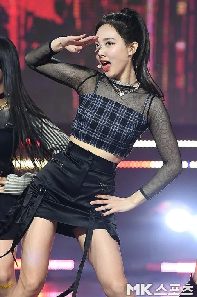 Nayeon, Twice, Nayeon là nữ hoàng thời trang, Nayeon trong trang phục kẻ caro, More & More, phong cách thời trang của Nayeon, gu thời trang của Nayeon