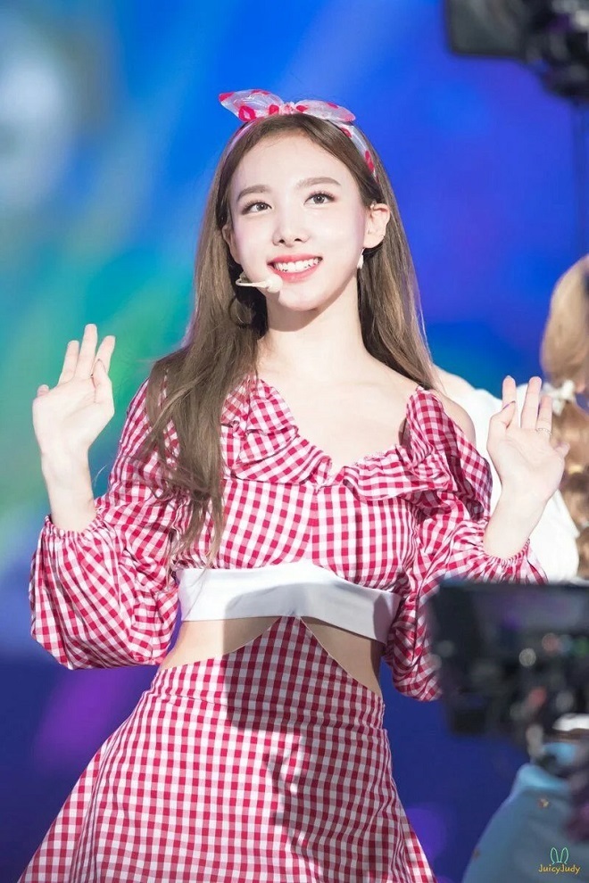 Nayeon, Twice, Nayeon là nữ hoàng thời trang, Nayeon trong trang phục kẻ caro, More & More, phong cách thời trang của Nayeon, gu thời trang của Nayeon