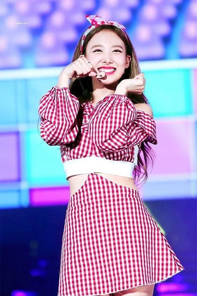 Nayeon, Twice, Nayeon là nữ hoàng thời trang, Nayeon trong trang phục kẻ caro, More & More, phong cách thời trang của Nayeon, gu thời trang của Nayeon